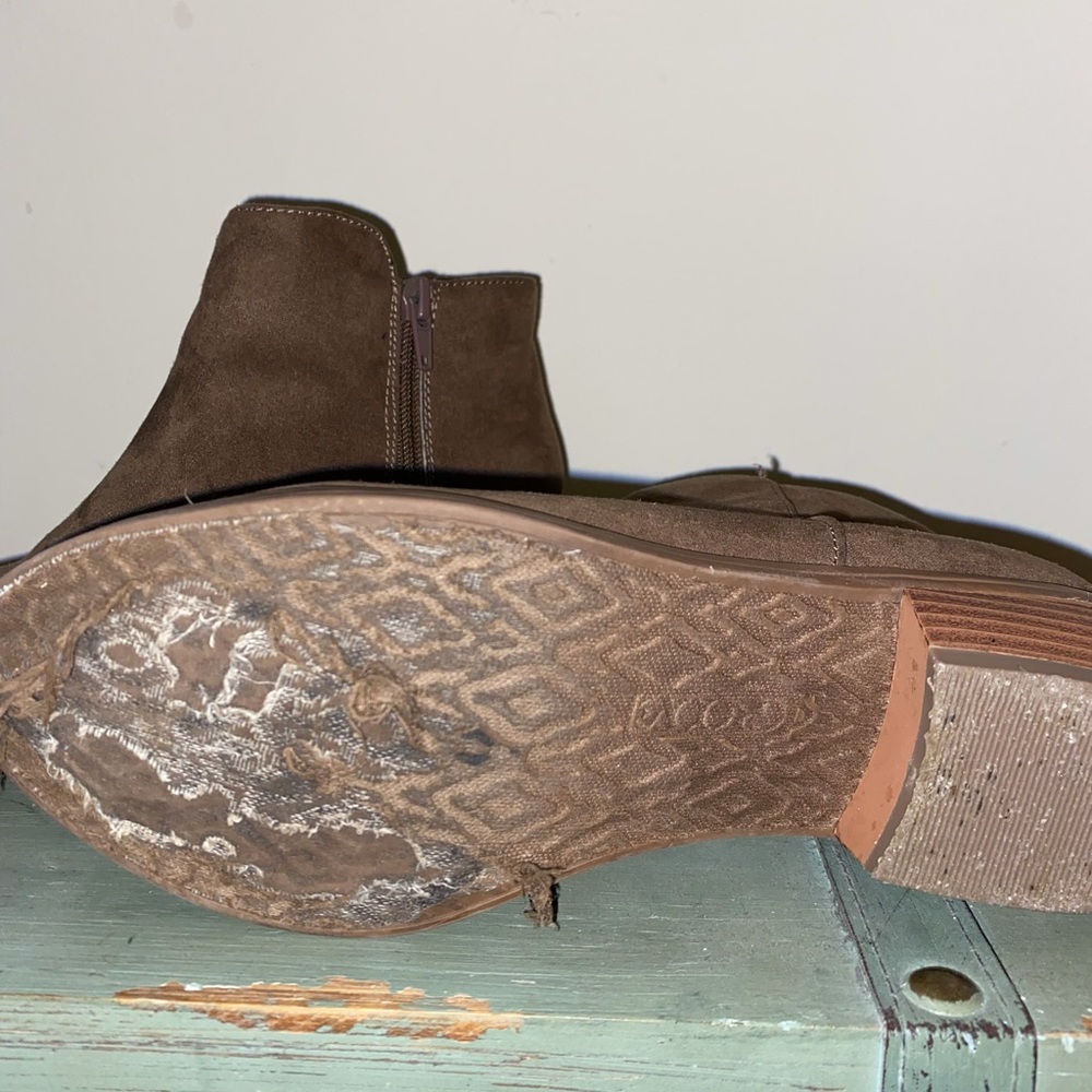 Groovy brown bootie! - Picture 3 of 3